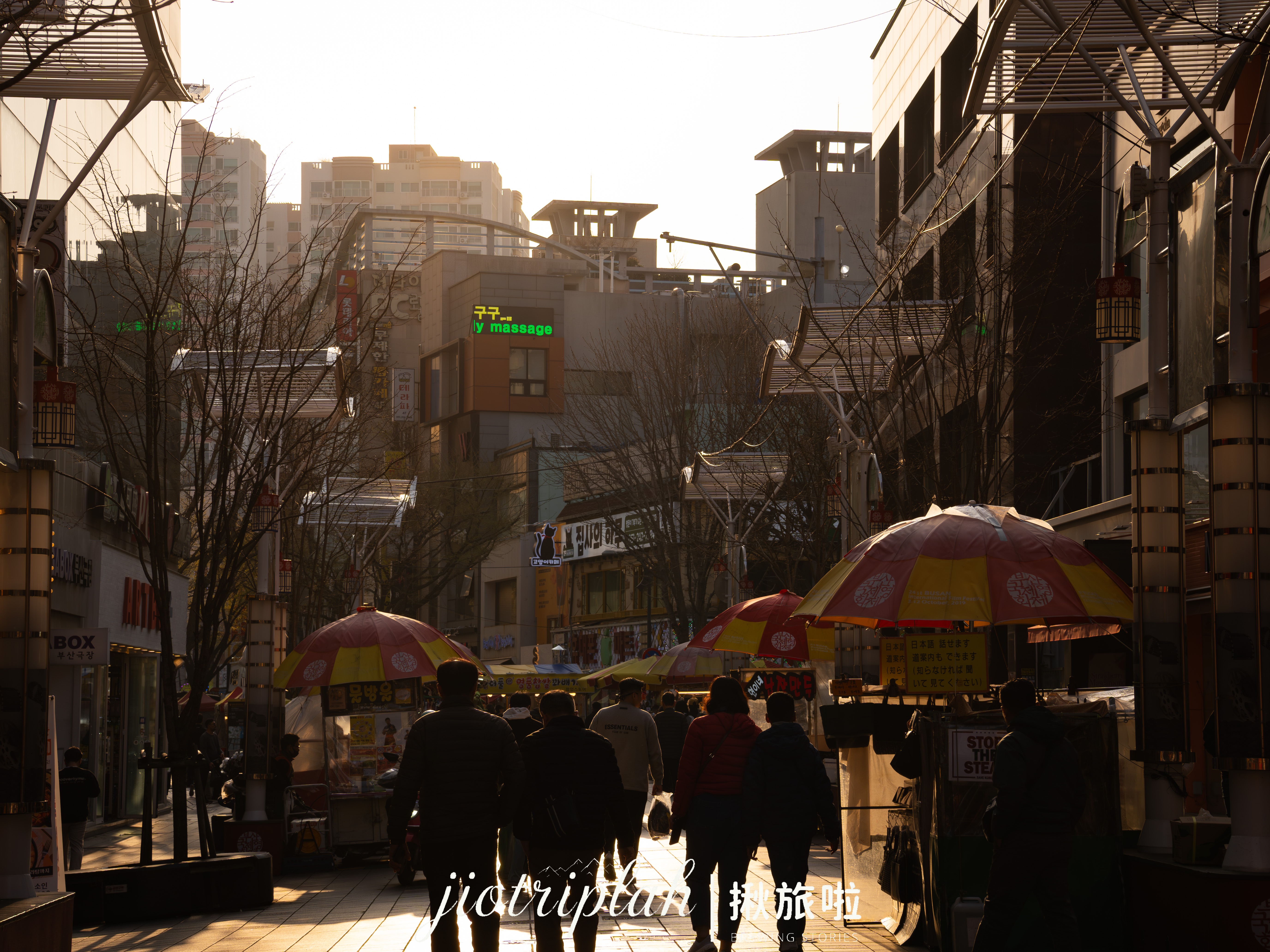 市區街頭逆光景致