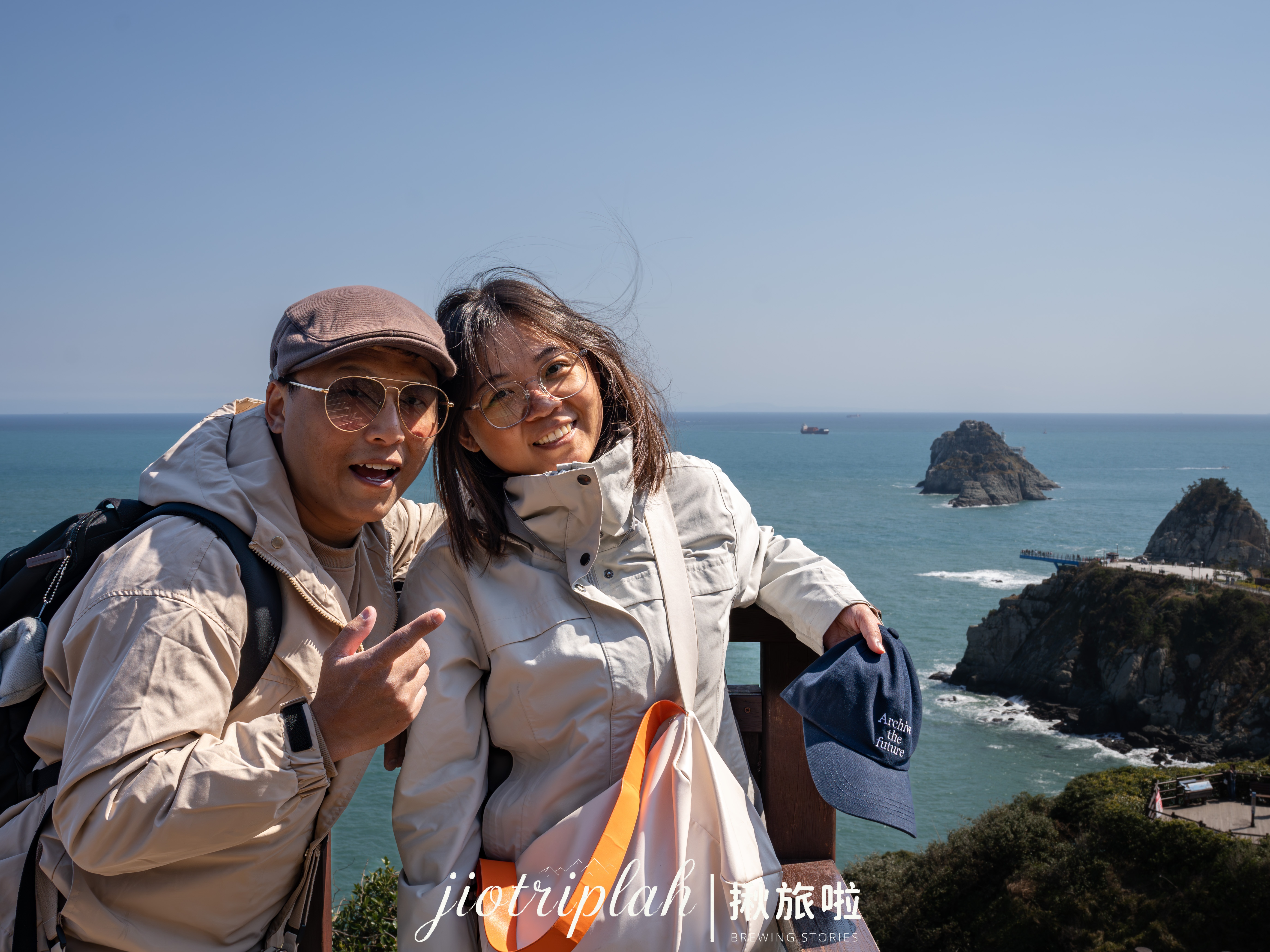 海岸峭壁前的合照