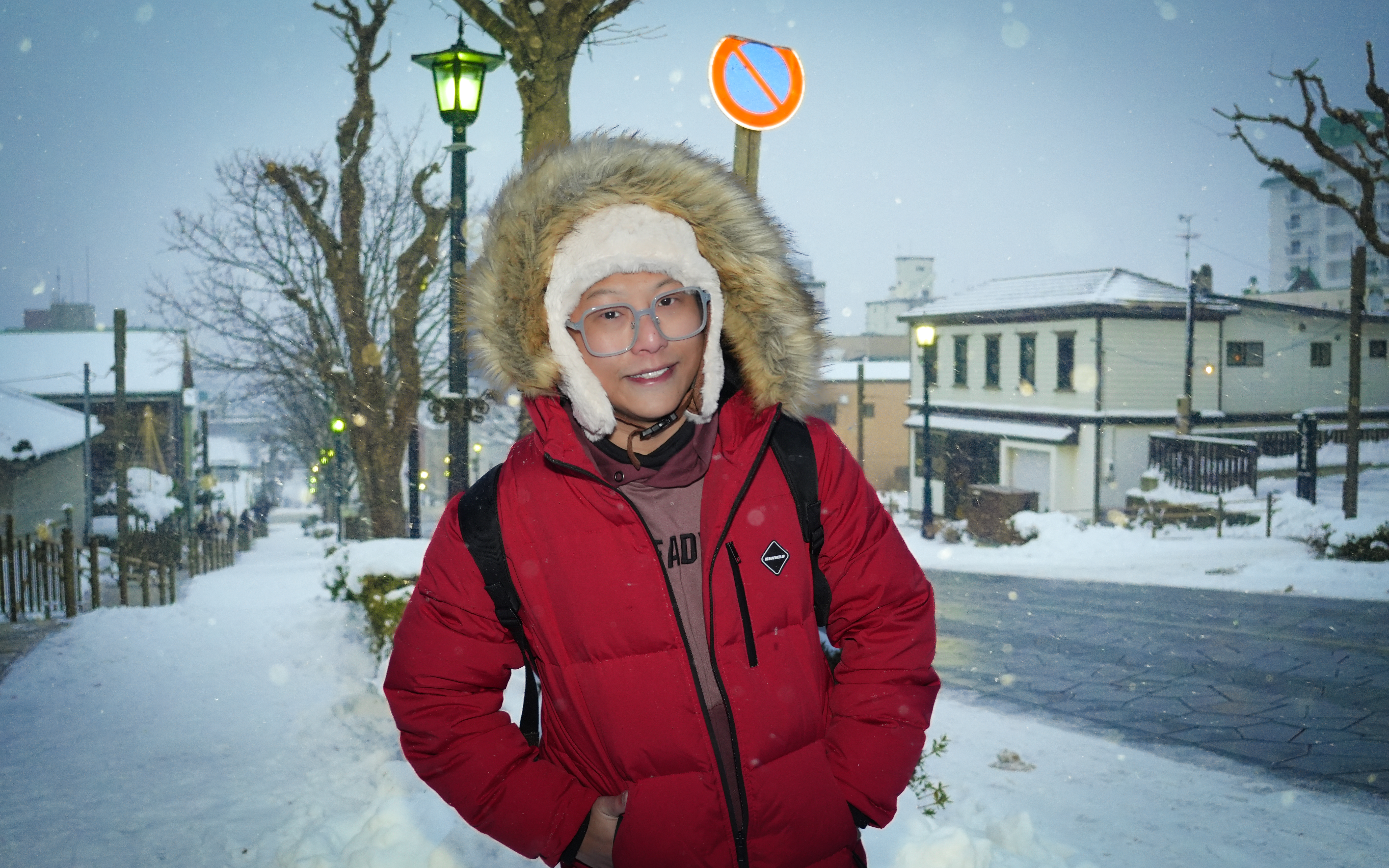 冬日漫步的人像