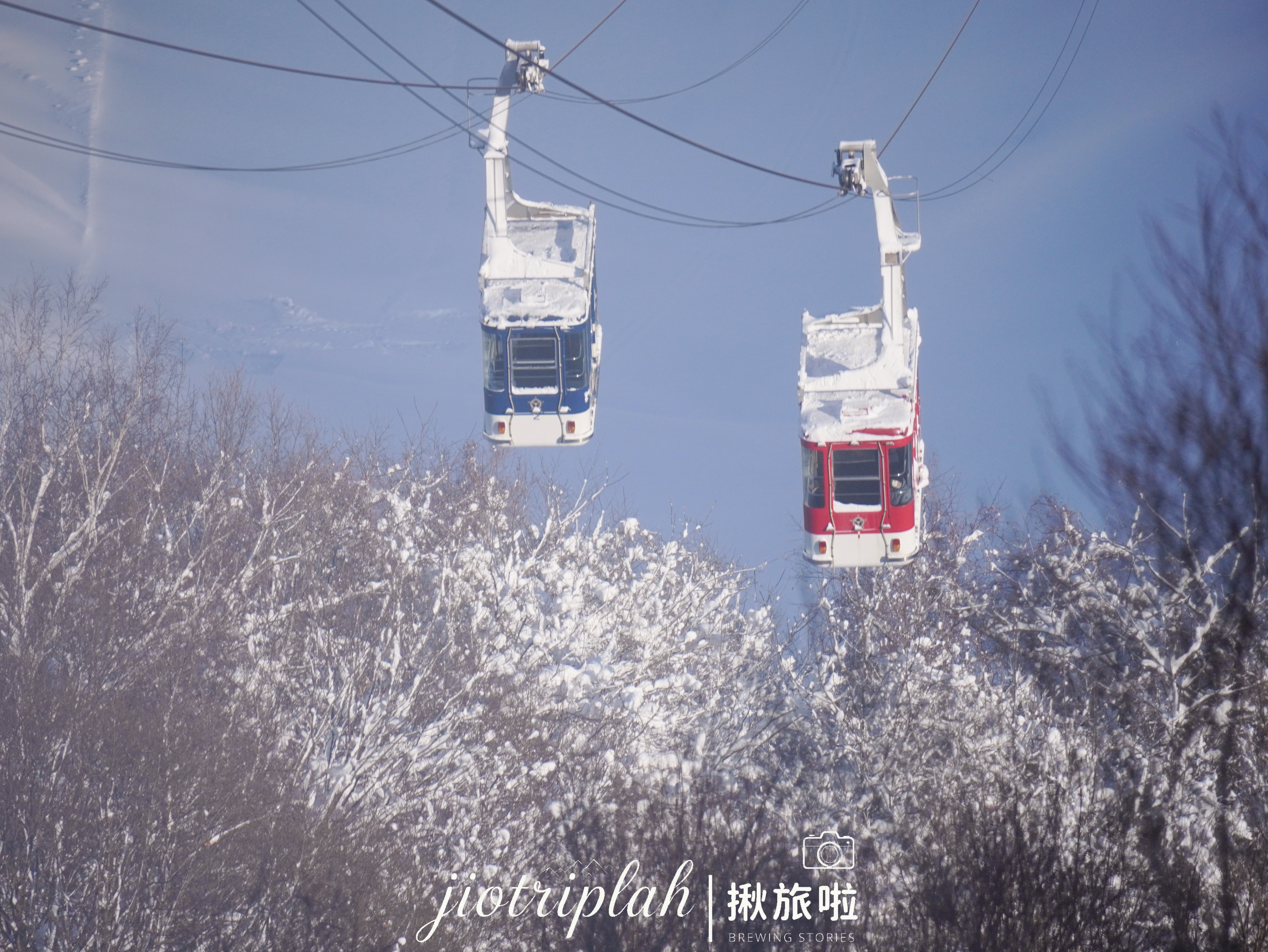 穿梭雪山的紅色纜車