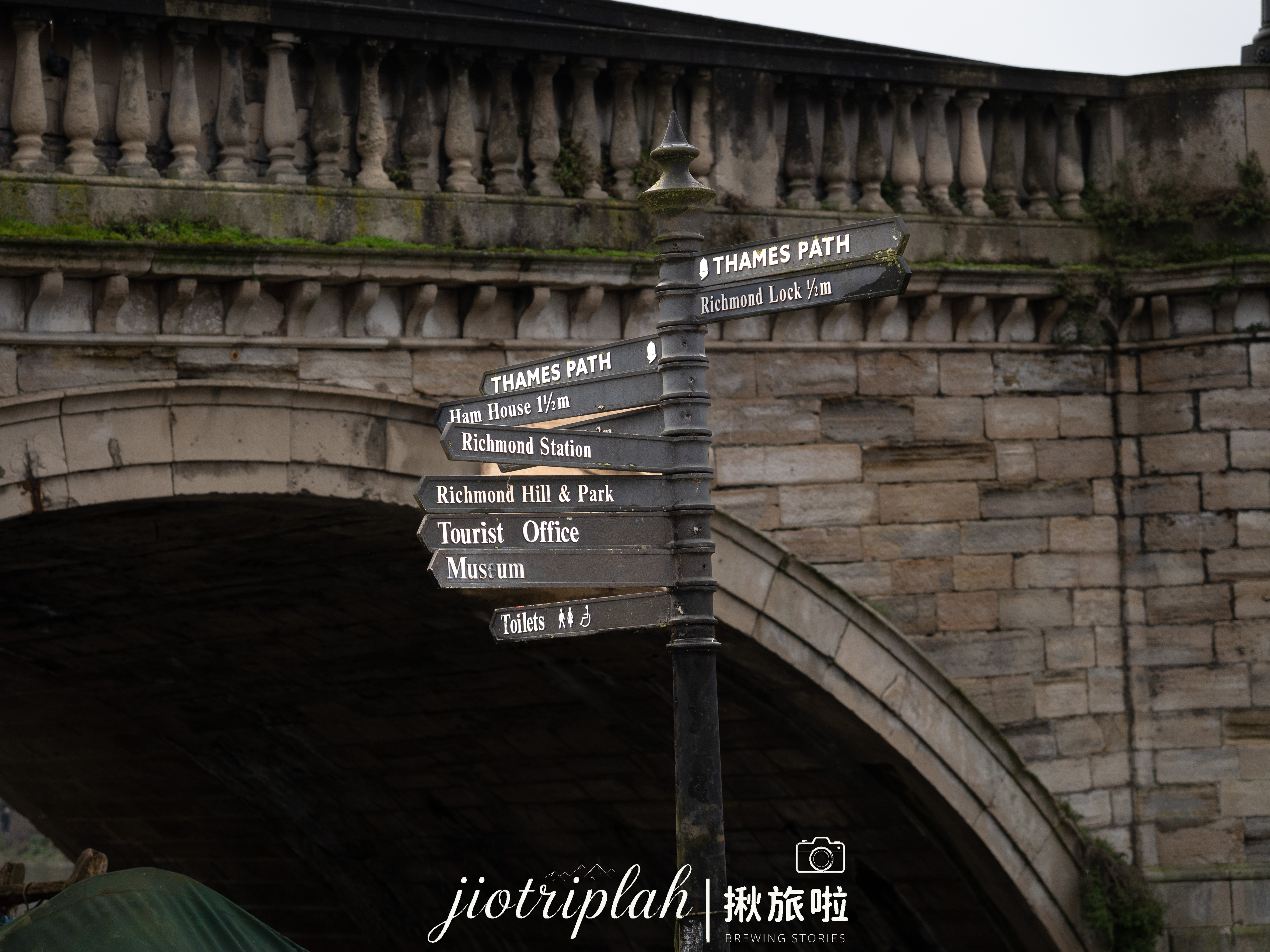 飛鳥驚起河畔空靈