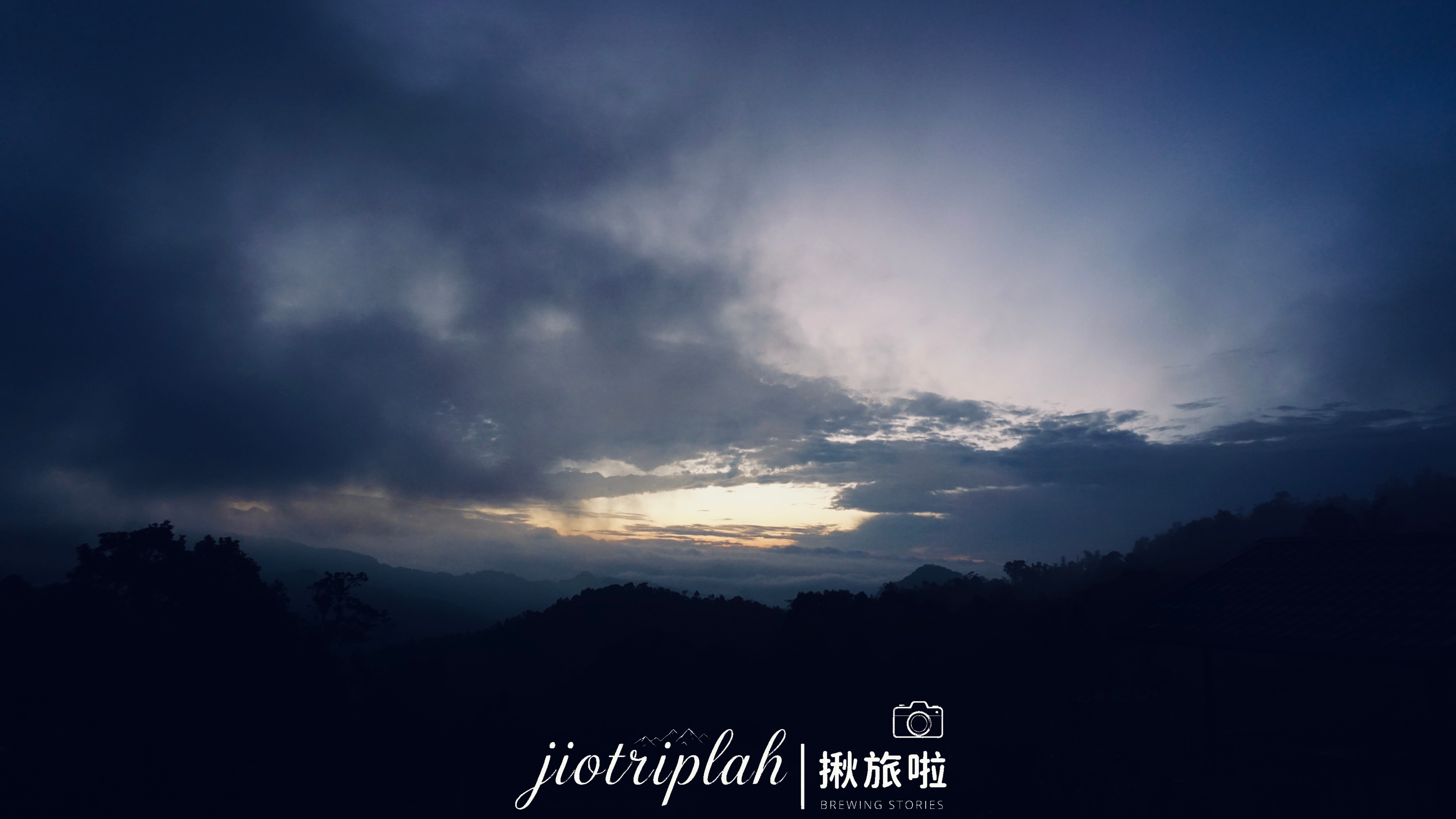 暮色下的山影