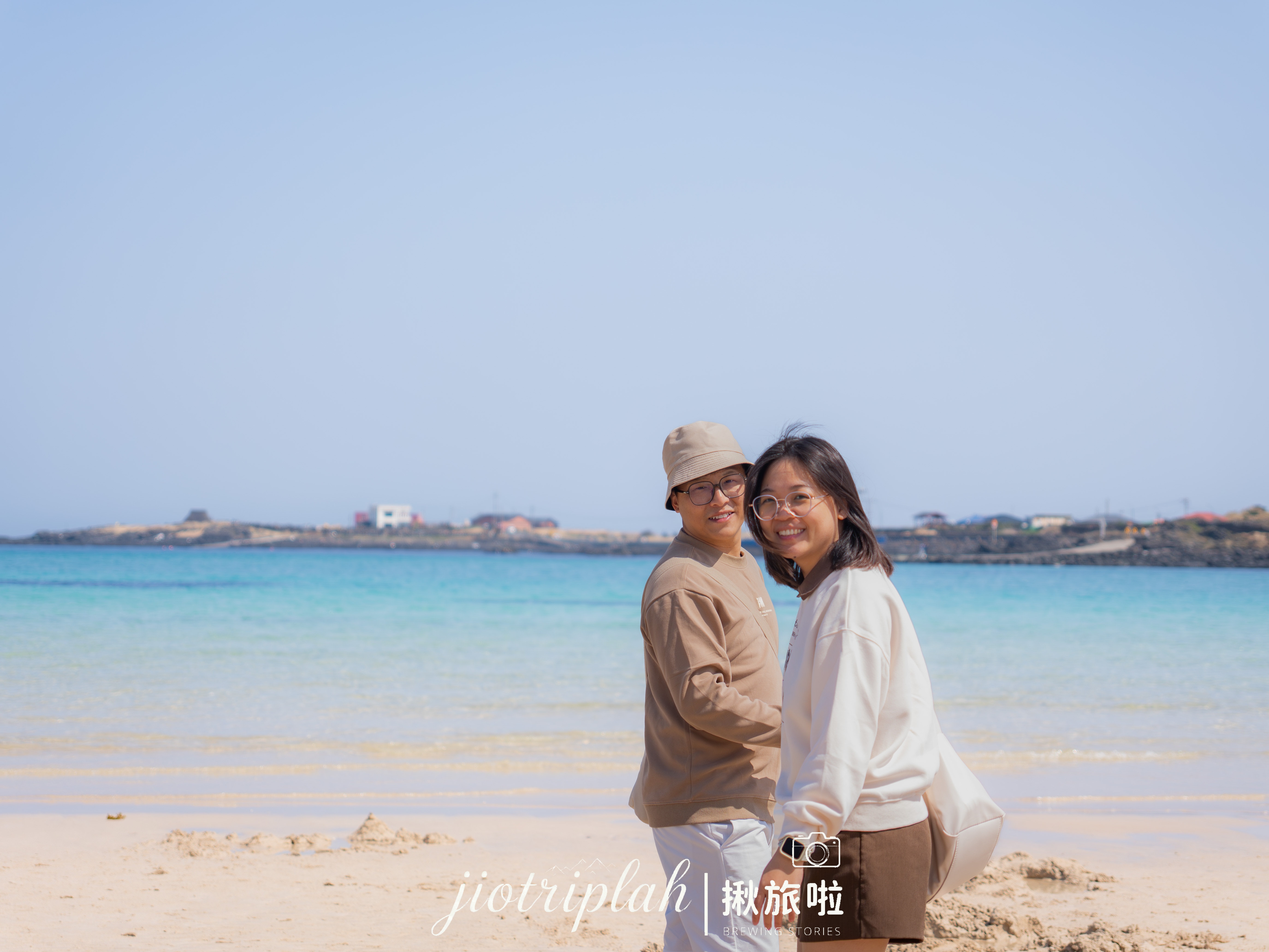 白沙灘上的擁抱與藍