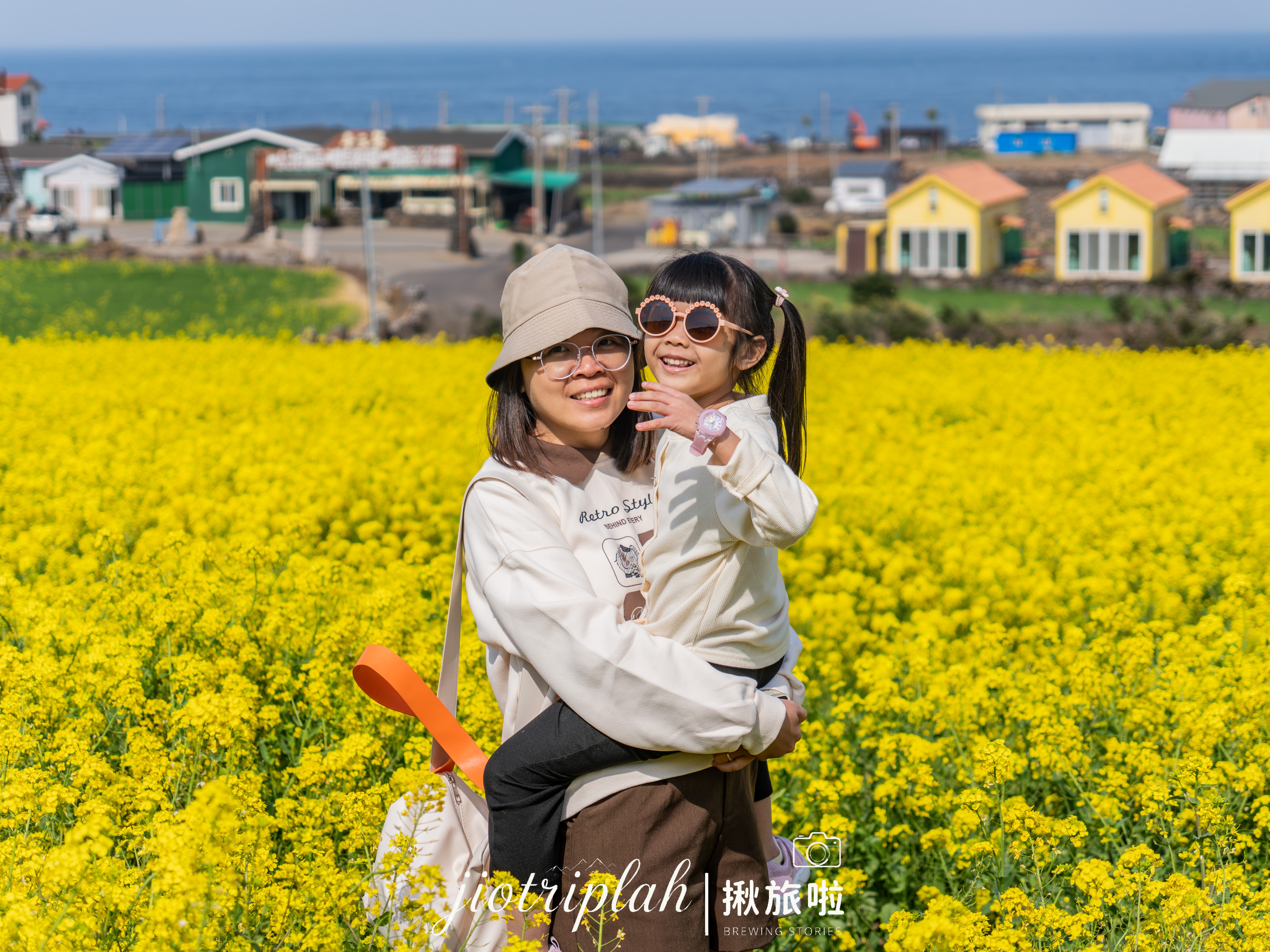油菜花田中的擁抱